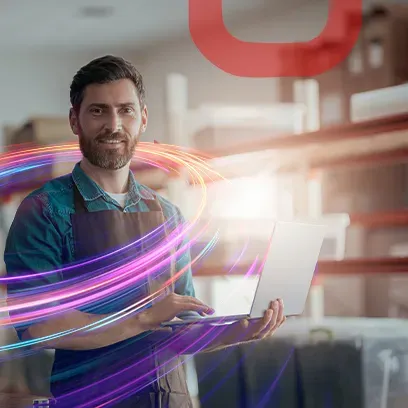 Hombre usando una computadora portátil en una biblioteca