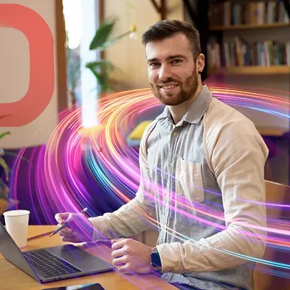Hombre cargando su computadora portátil en su negocio