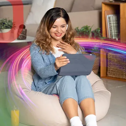 Mujer usando su tableta en casa mientras está conectada a internet